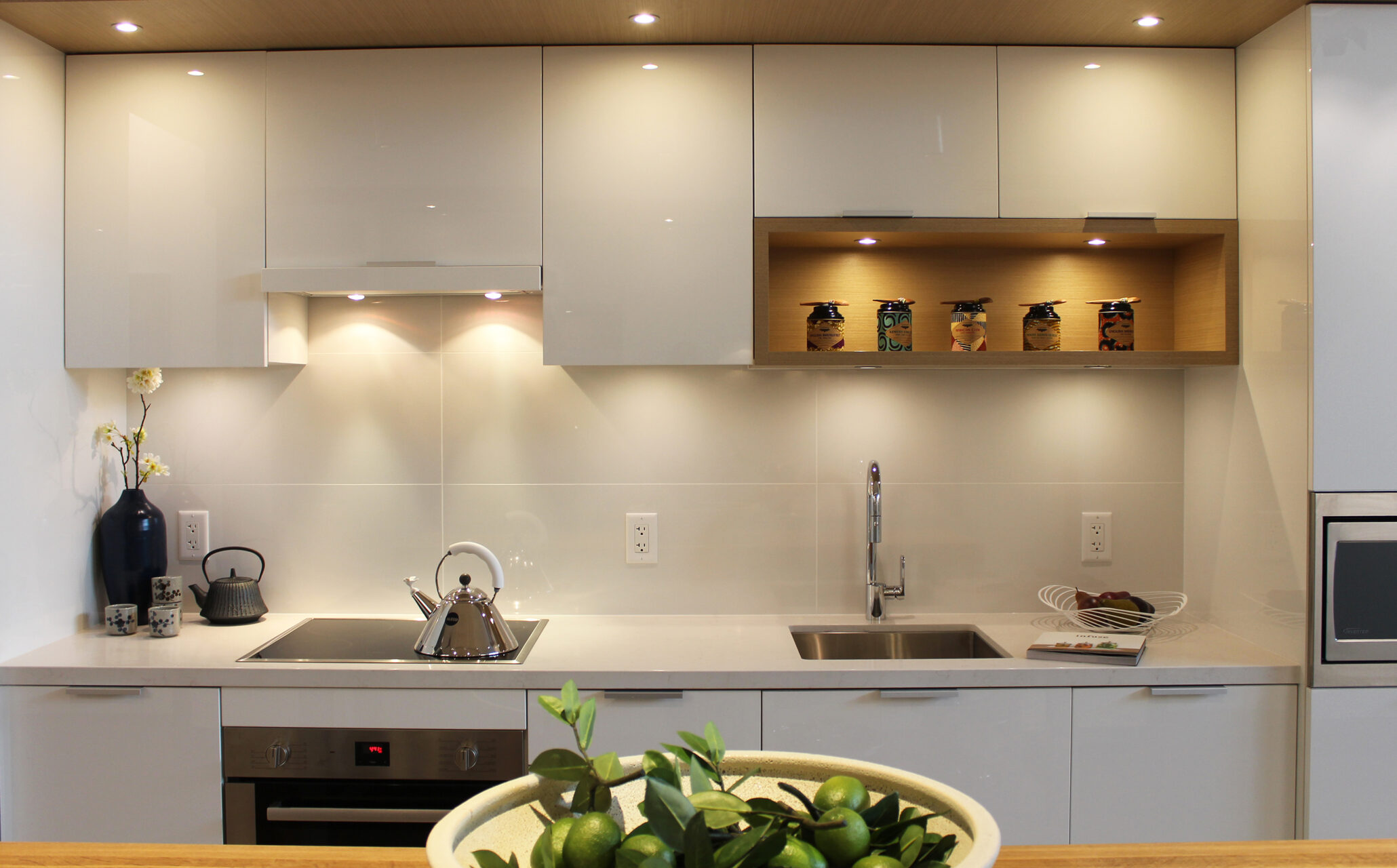 Contemporary Kitchen in Acrylic Gloss Cabinets